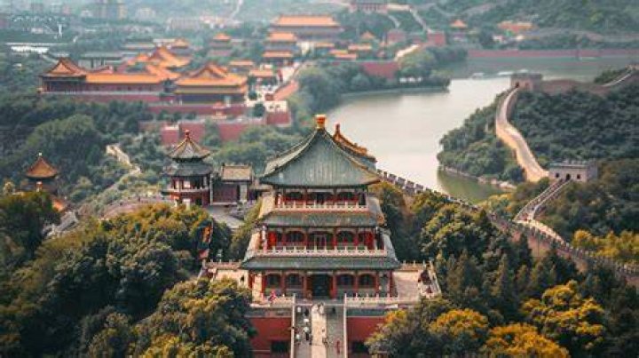 What historical landmarks are present in China?